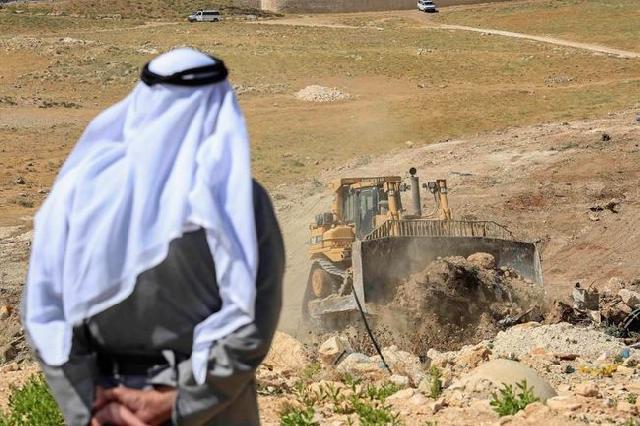 فلسطين – الاحتلال يجرف أراضي في برقة شمال غرب نابلس ويقتلع أشجار الزيتون