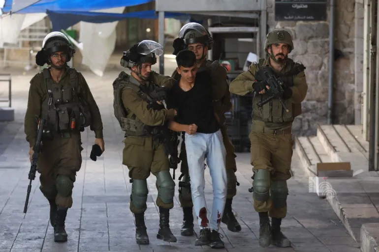 فلسطين – الاحتلال يصدر ويجدد أوامر اعتقال إداري بحق 93 معتقلاً