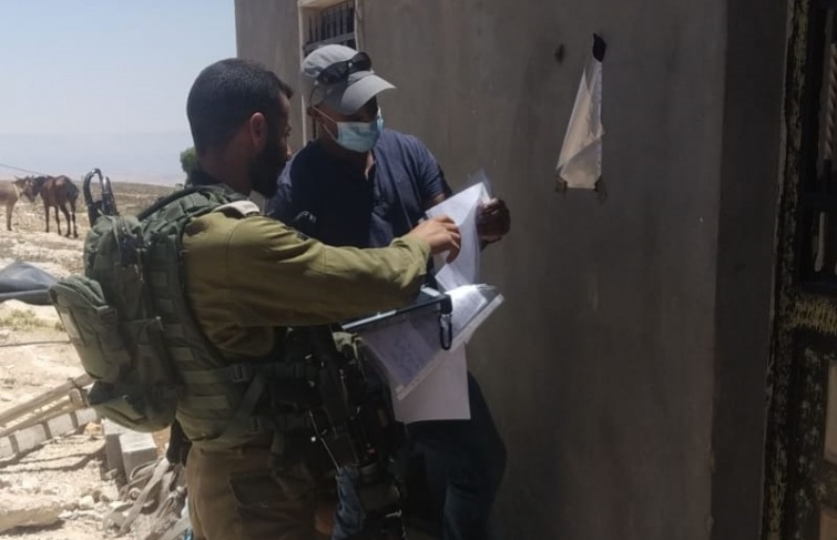 فلسطين – الاحتلال يخطر بإزالة شبكة كهرباء في بلدة إذنا غرب الخليل