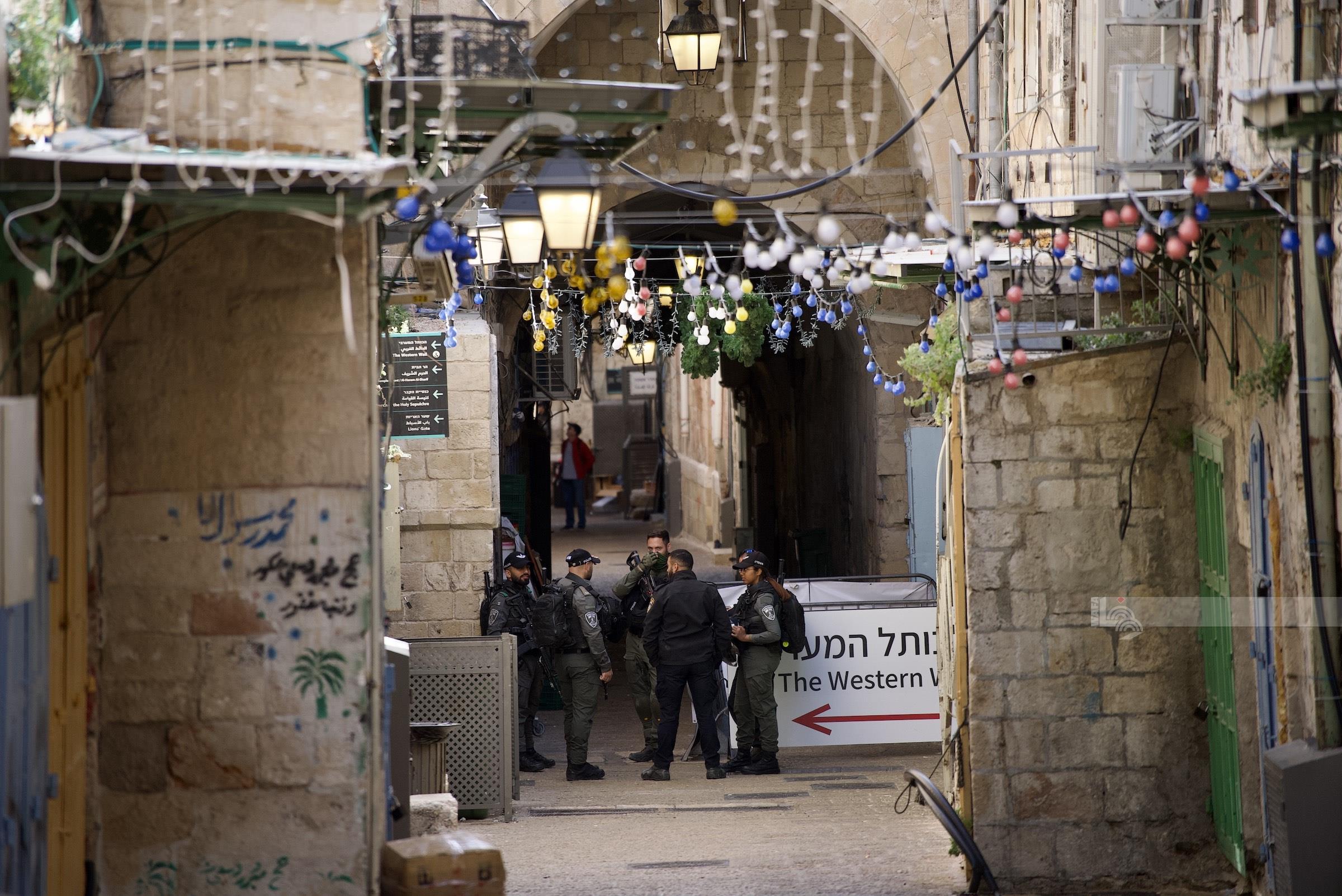 فلسطين – قوات الاحتلال تعتقل سيدة وصحفياً من دائرة الأوقاف في المسجد الأقصى فلسطين – قوات الاحتلال تعتقل سيدة وصحفياً من دائرة الأوقاف في المسجد الأقصى