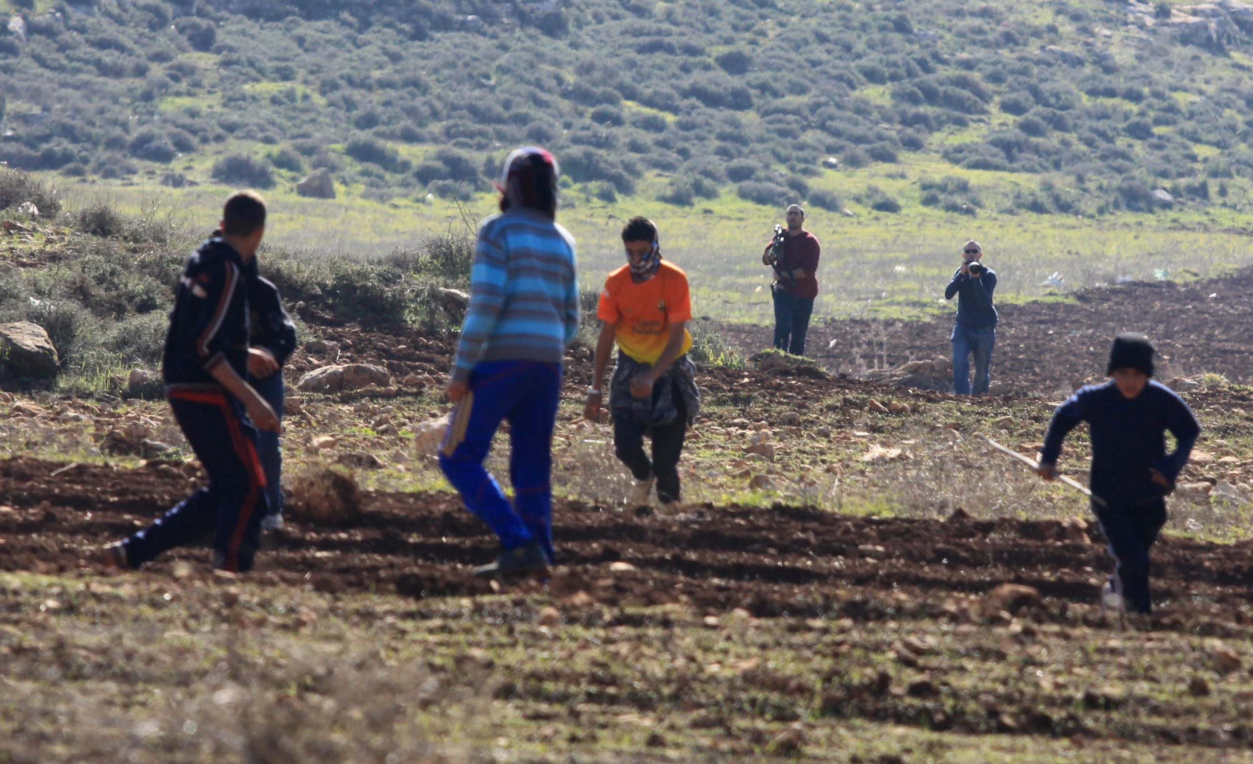 فلسطين – مستوطنون يجرفون أراضي ويقتلعون أشجار الزيتون في أراضي اللبان الشرقية جنوب نابلس