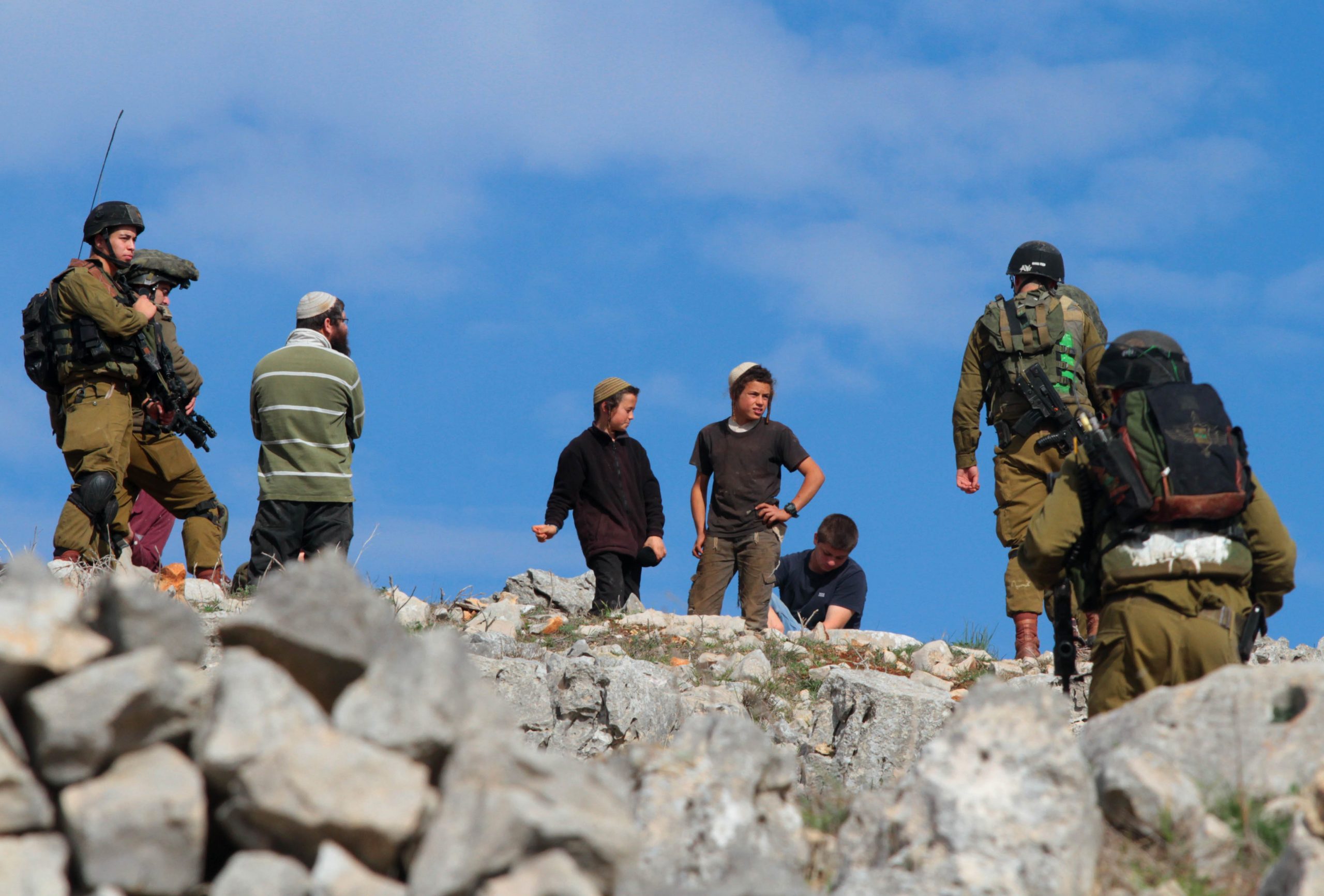 فلسطين – مستوطنون يجرفون أراضي قرية أم صفا