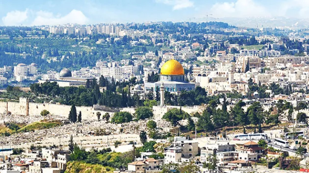 فلسطين – الاحتلال يجبر المحلات التجارية في البلدة القديمة على الإغلاق