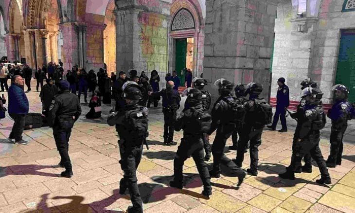 فلسطين – الاحتلال يطرد حارسا من المسجد الأقصى لمدة أسبوع
