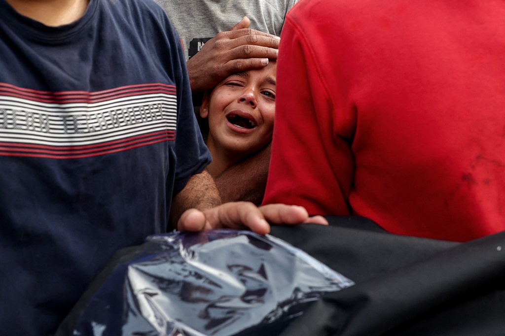 فلسطين – أربعة شهداء بعد استهداف طائرات الاحتلال مركبة في مدينة غزة