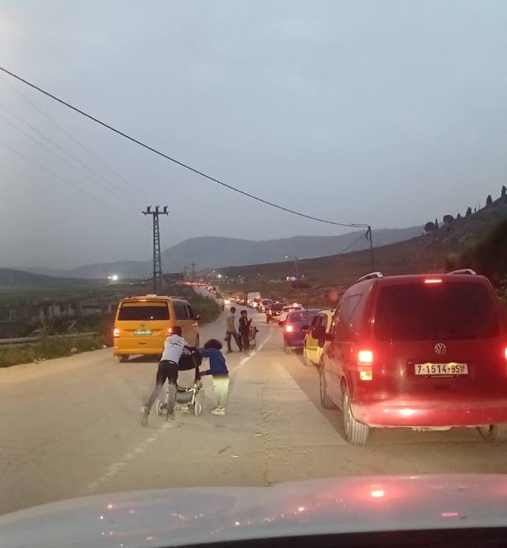فلسطين – وأقامت قوات الاحتلال حاجزا عسكريا غرب بيت لحم