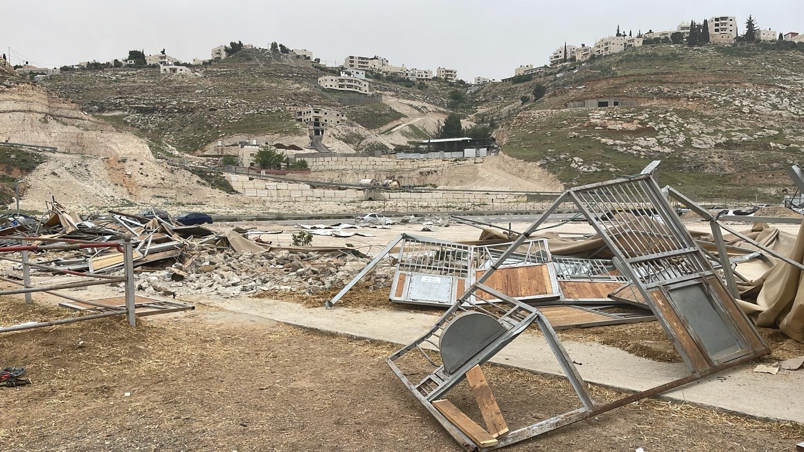 فلسطين – الاحتلال يهدم 8 بركسات وملحقاتها في خربة الطويل جنوب نابلس