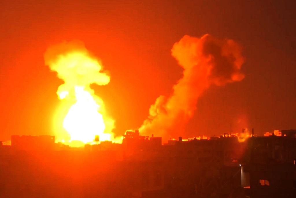 فلسطين – شهداء وجرحى وتوغّل لدبابات الاحتلال وسط وجنوب قطاع غزة