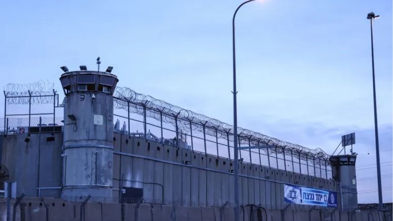 فلسطين – البرد الشديد هو وسيلة لتعذيب المعتقلين جسدياً ونفسياً