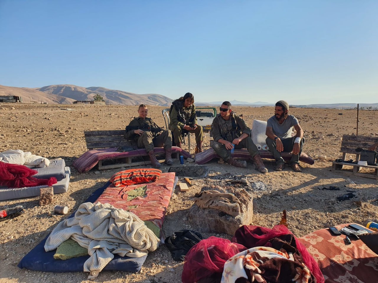 فلسطين – مستوطنون ينصبون خيمة قرب خيم المواطنين في الأغوار الشمالية