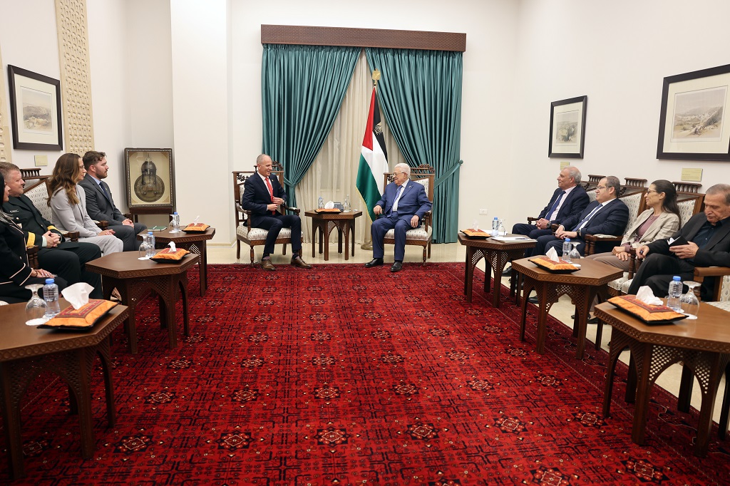 فلسطين – الرئيس يستقبل رئيس الممثلية الكندية لدى فلسطين