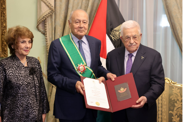 فلسطين – الرئيس يمنح أحمد أبو الغيط الأمين العام لجامعة الدول العربية الشريط الكبير لوسام دولة فلسطين