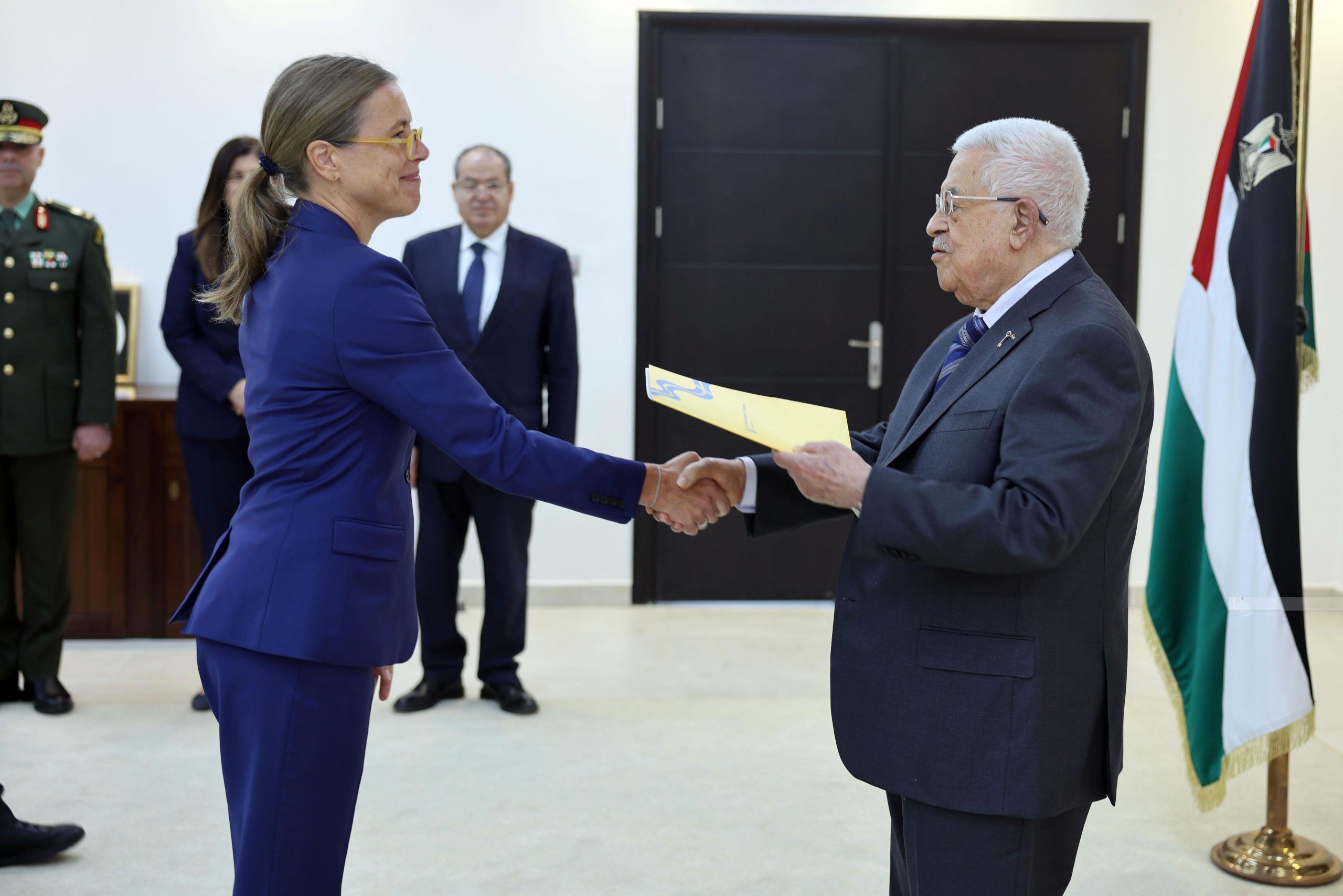 فلسطين – الرئيس يتسلم أوراق اعتماد القنصل العام السويدي في القدس