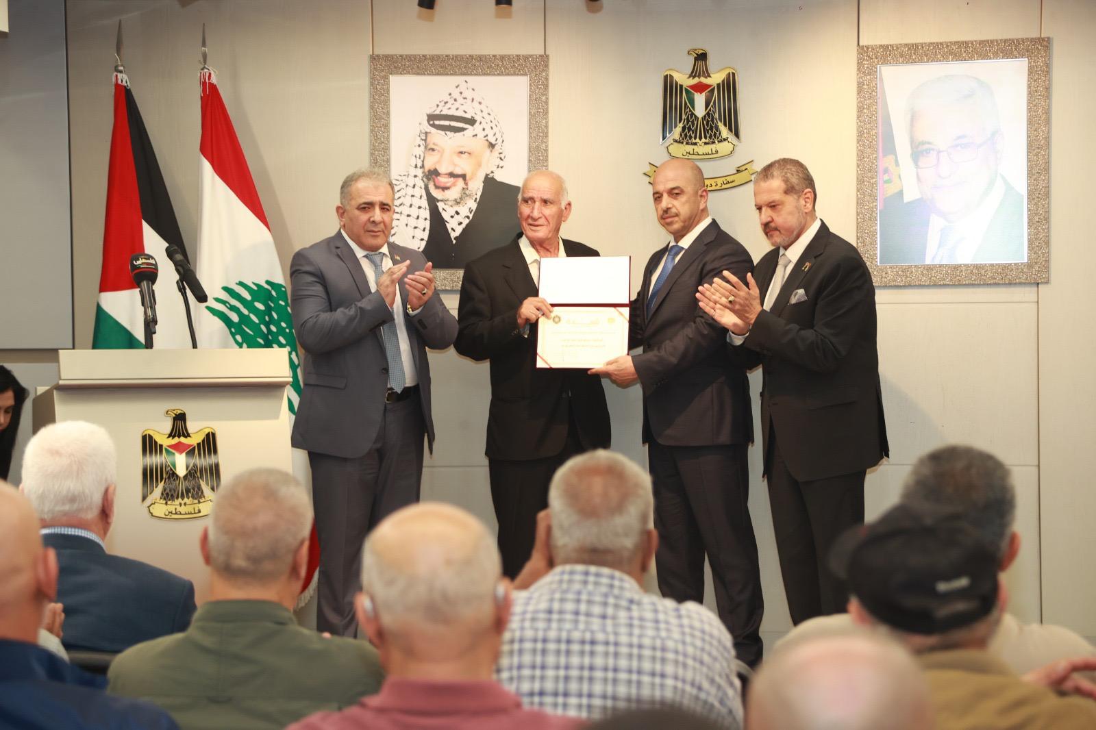 فلسطين – الرئيس يمنح اللواء صبحي أبو عرب وسام الخدمة المتميزة من الدرجة الذهبية