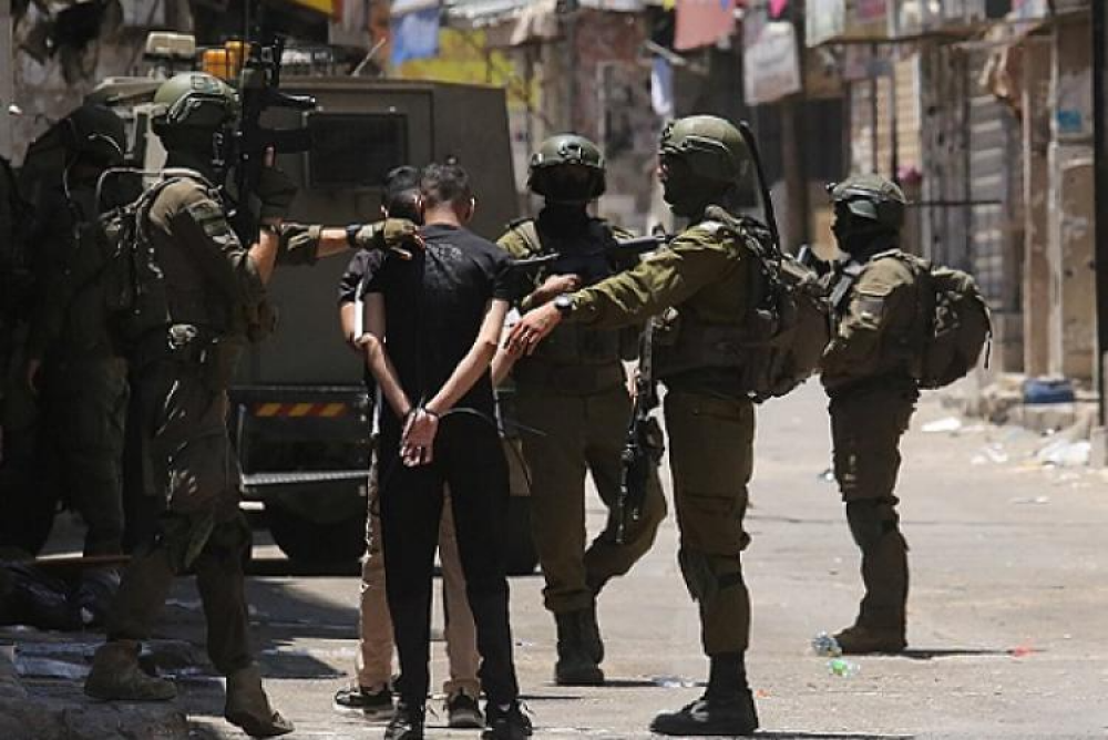 فلسطين – الاحتلال يعتقل مواطنا من مسافر يطا ويحول منزلا قرب دورا إلى ثكنة عسكرية