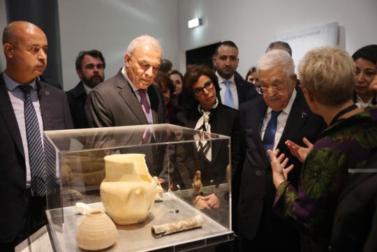 فلسطين – الرئيس يزور معرض “كنوز غزة المحفوظة” في باريس
