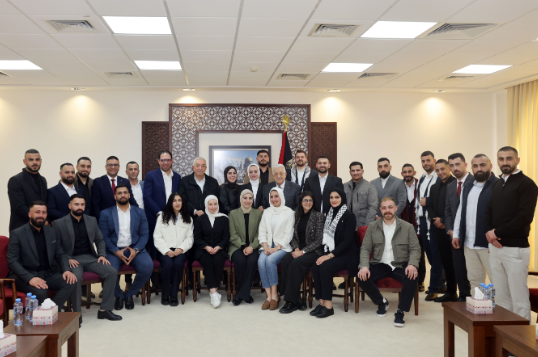 فلسطين – الرئيس يستقبل وفداً من أمانة الشباب في حركة فتح