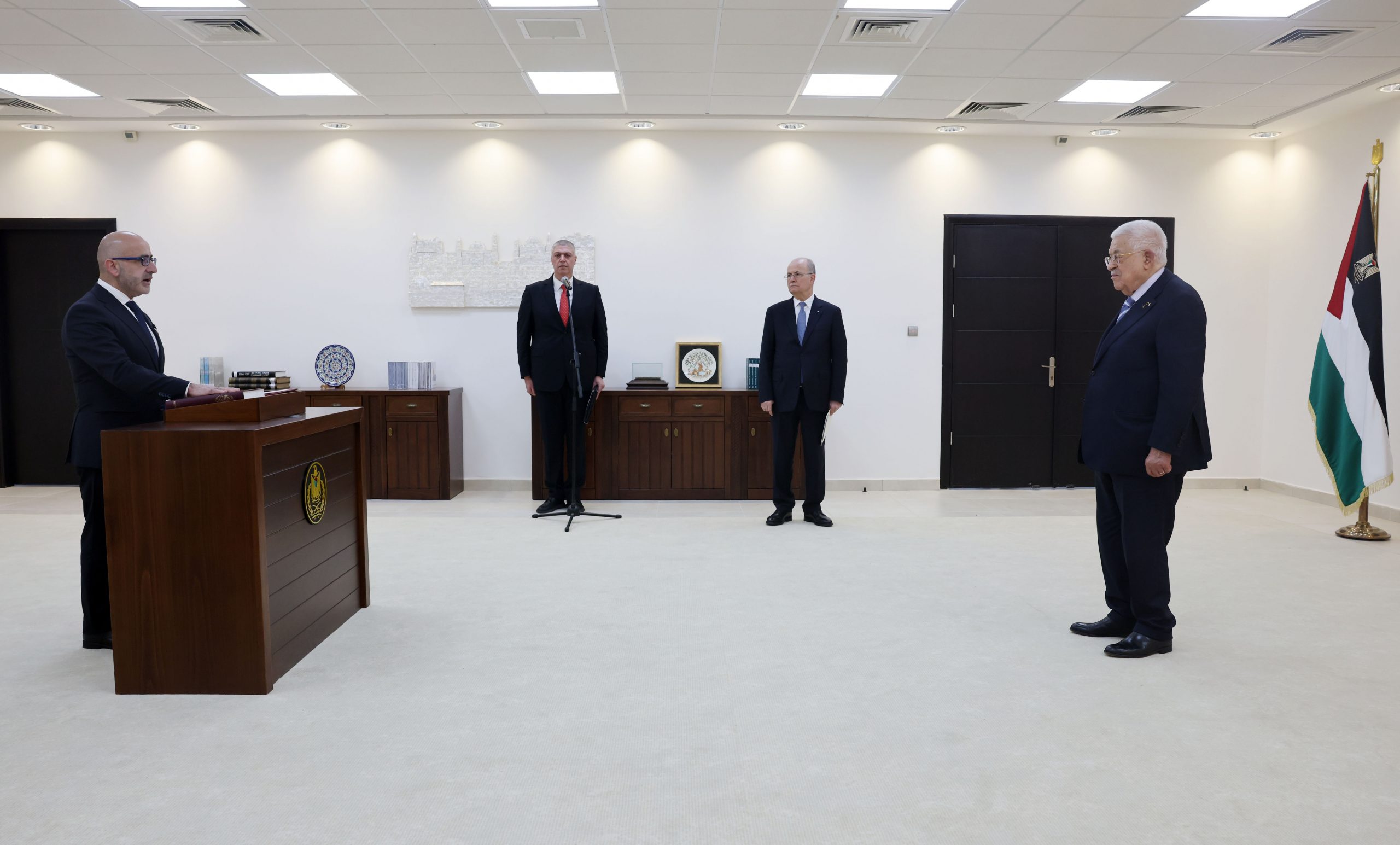 فلسطين – سلامة يؤدي اليمين الدستورية أمام رئيس الجمهورية وزيرا للمالية والتخطيط