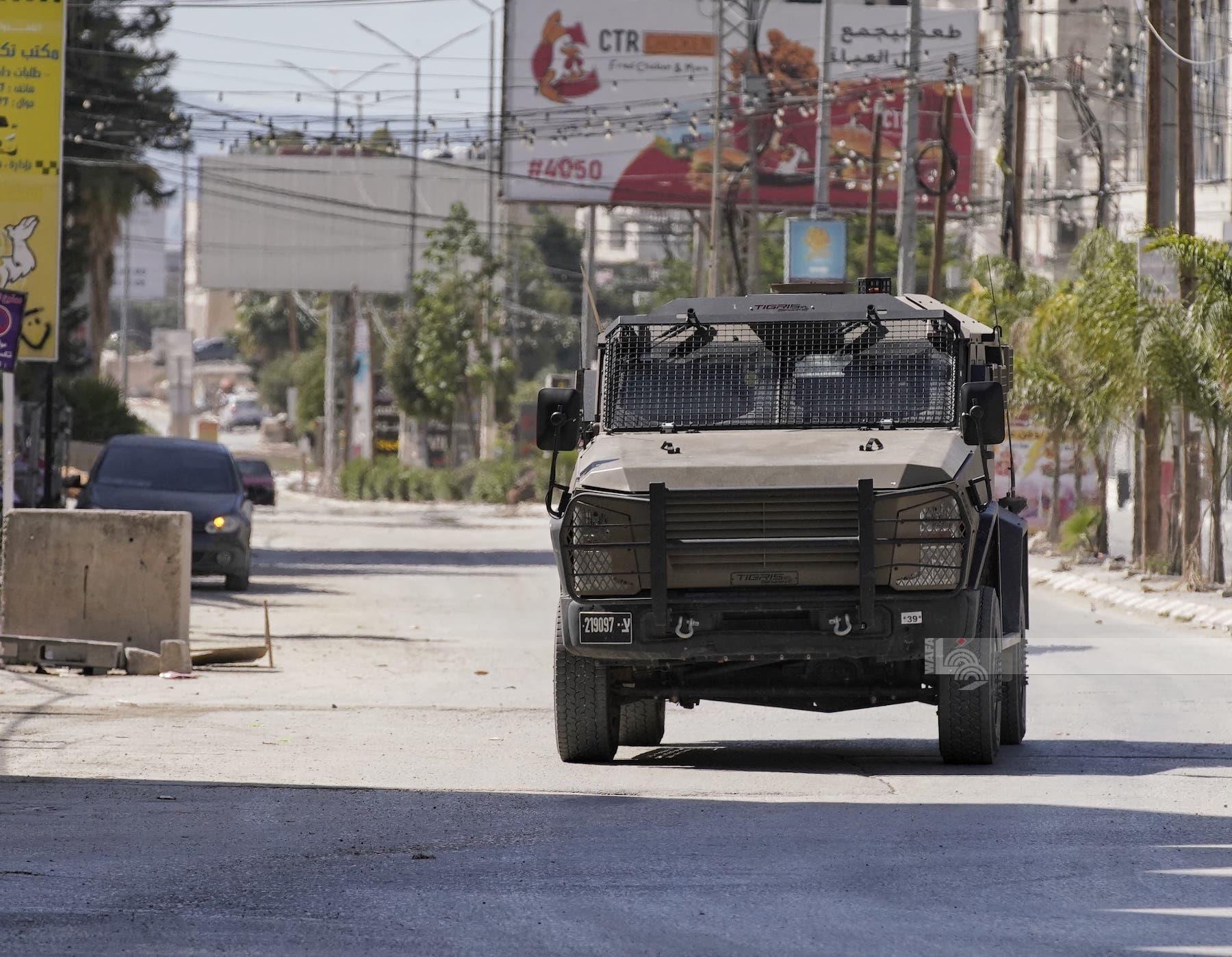 فلسطين – قوات الاحتلال تستولي على مركبتين في بلدة دير سامت جنوب غرب الخليل