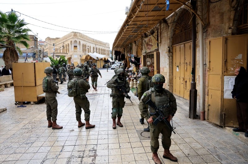 فلسطين – عمليات إغلاق ومداهمات وعمليات تفتيش وتحقيقات ميدانية وأضرار في البنية التحتية