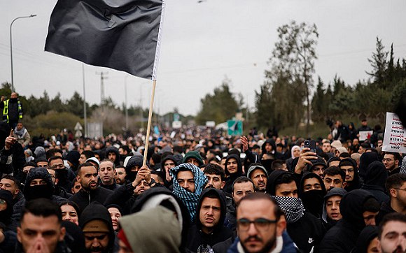 فلسطين – وتستمر المظاهرات في سخنين ضد الجريمة وتواطؤ الشرطة الإسرائيلية