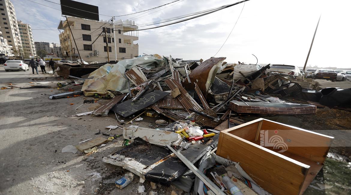 فلسطين – إصابة مواطن واقتحام وعمليات هدم واسعة في مخيم قلنديا وكفر عقب وشارع المطار شمال القدس المحتلة