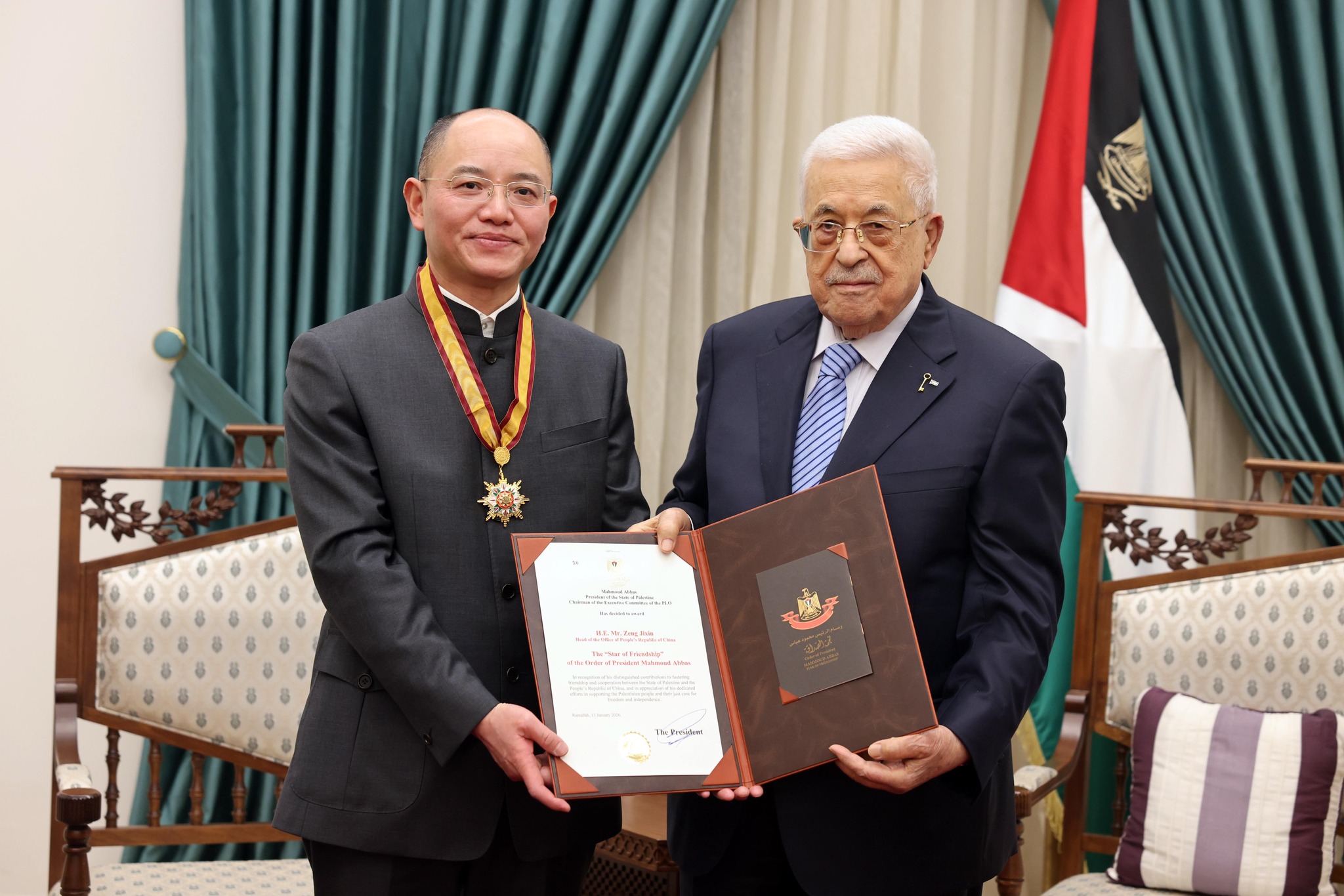 فلسطين – رئيس الجمهورية يمنح رئيس أركان جمهورية الصين الشعبية “نجمة الصداقة”