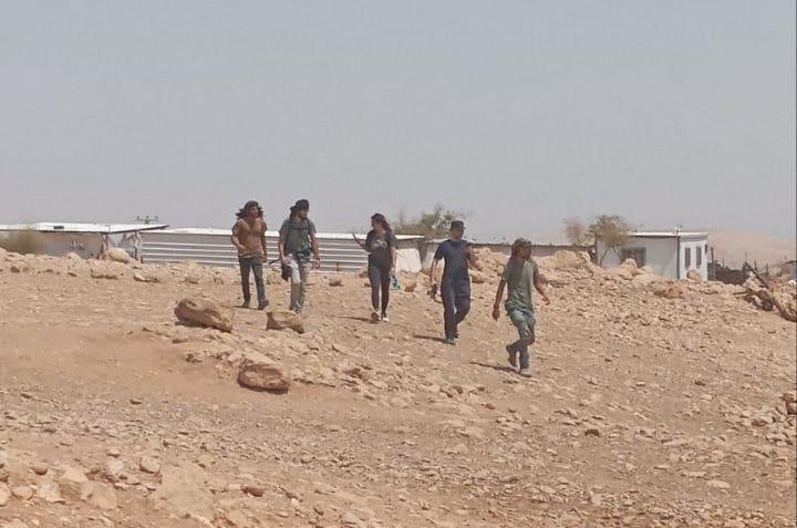 فلسطين – مستوطنون يجبرون 15 عائلة من سكان تجمع العوجا شلال على الرحيل