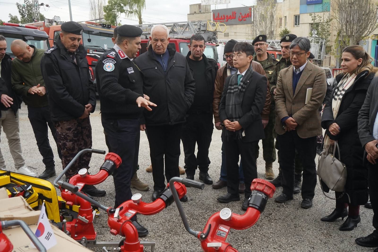 فلسطين – برعاية وحضور وزير الداخلية اللواء زياد هب الريح الدفاع المدني يتسلم معدات انقاذ عاجلة بمنحة كورية