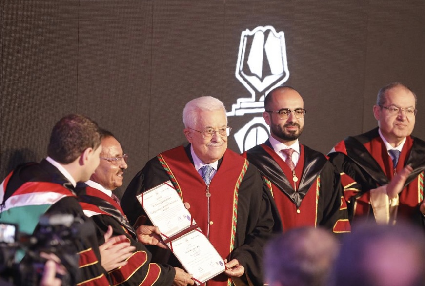فلسطين – (محدث) الجامعة العربية الامريكية تمنح الرئيس محمود عباس الدكتوراه الفخرية في العلوم الإنسانية