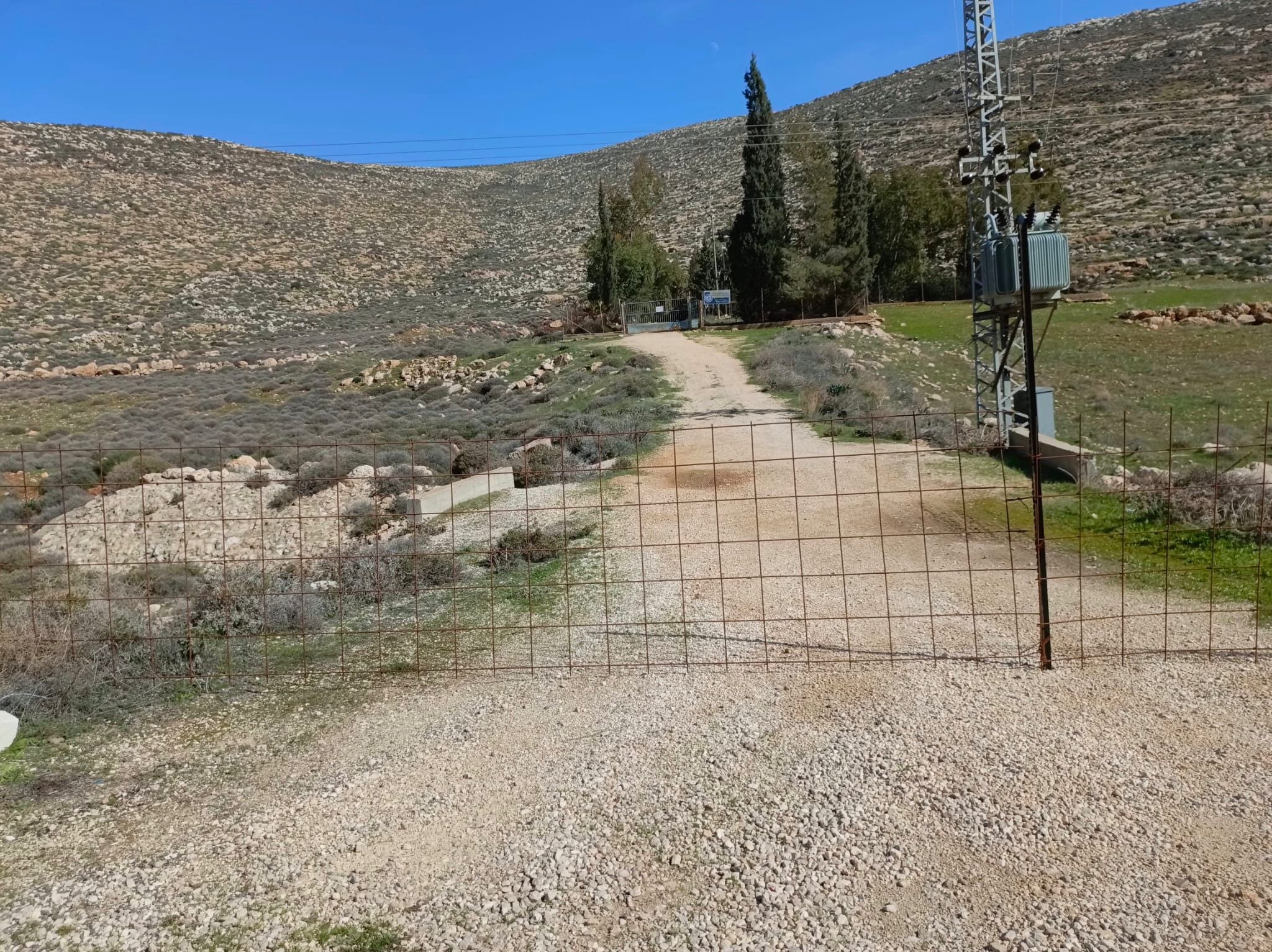 فلسطين – مستوطنون يعتدون على طواقم مياه محافظة القدس في عين سامية