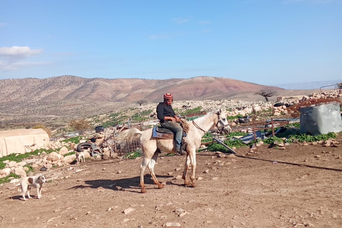 فلسطين – مستوطنون يعرقلون عمل طواقم لجنة الانتخابات شرق طوباس