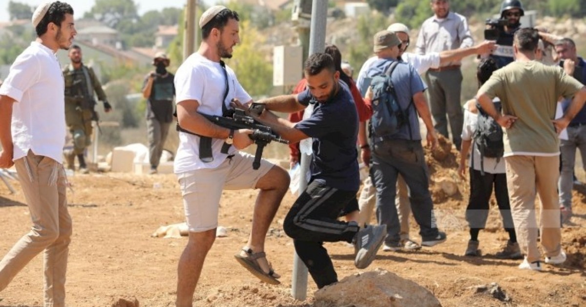 فلسطين – مستوطنون يجبرون عائلة على النزوح من قرية العوجا شمال أريحا