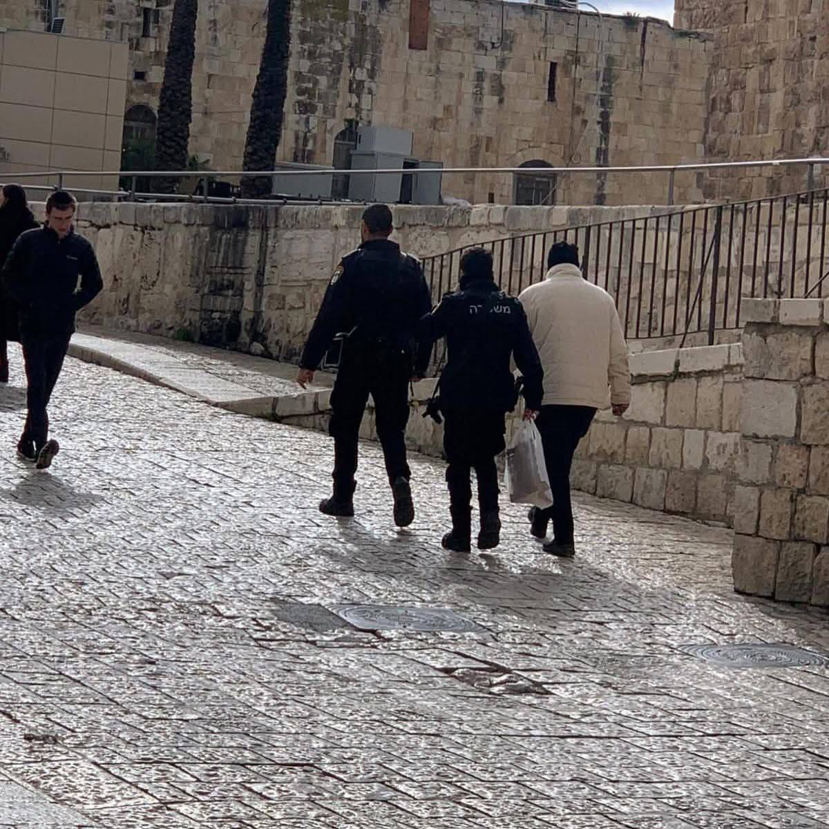 فلسطين – الاحتلال يعتقل مدير نادي الأسير بالقدس