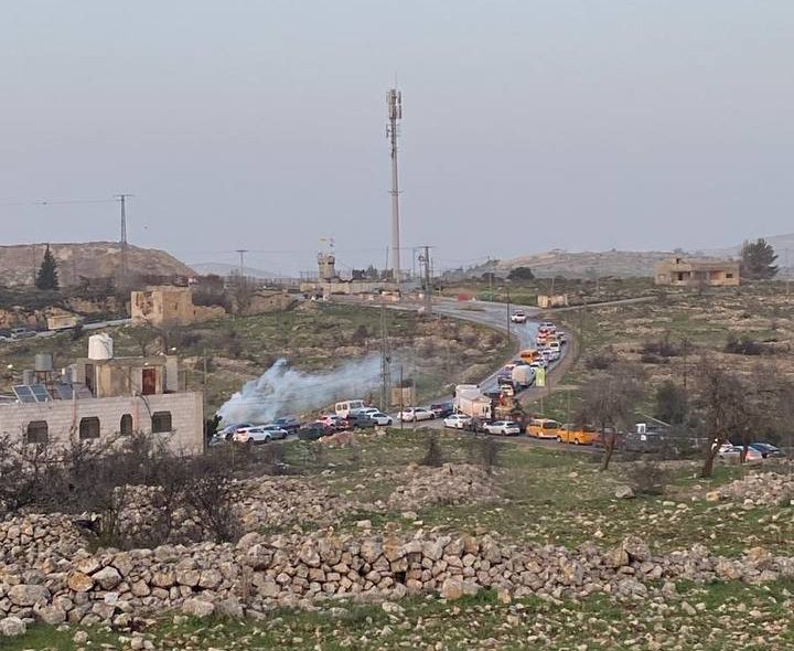 فلسطين – الاحتلال يغلق مدخلي عطارة وعين سينيا شمال رام الله