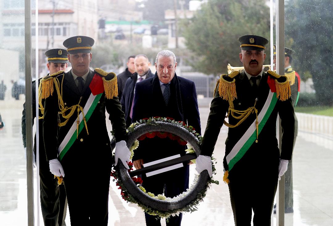 فلسطين – الشيخ يضع إكليلا من الزهور على ضريح الشهيد أبو عمار بمناسبة الذكرى الـ 61 لانطلاقة الثورة.