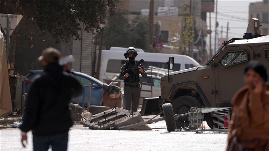 فلسطين – الاحتلال ينسحب من حزما بعد عدوان شمل مداهمات واعتقالات وتعذيب
