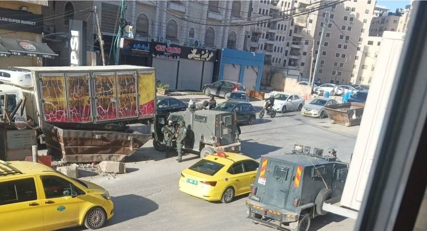 فلسطين – قوة كبيرة من جيش الاحتلال معززة بالجرافات تقتحم محيط مخيم قلنديا وبلدة كفر عقب.