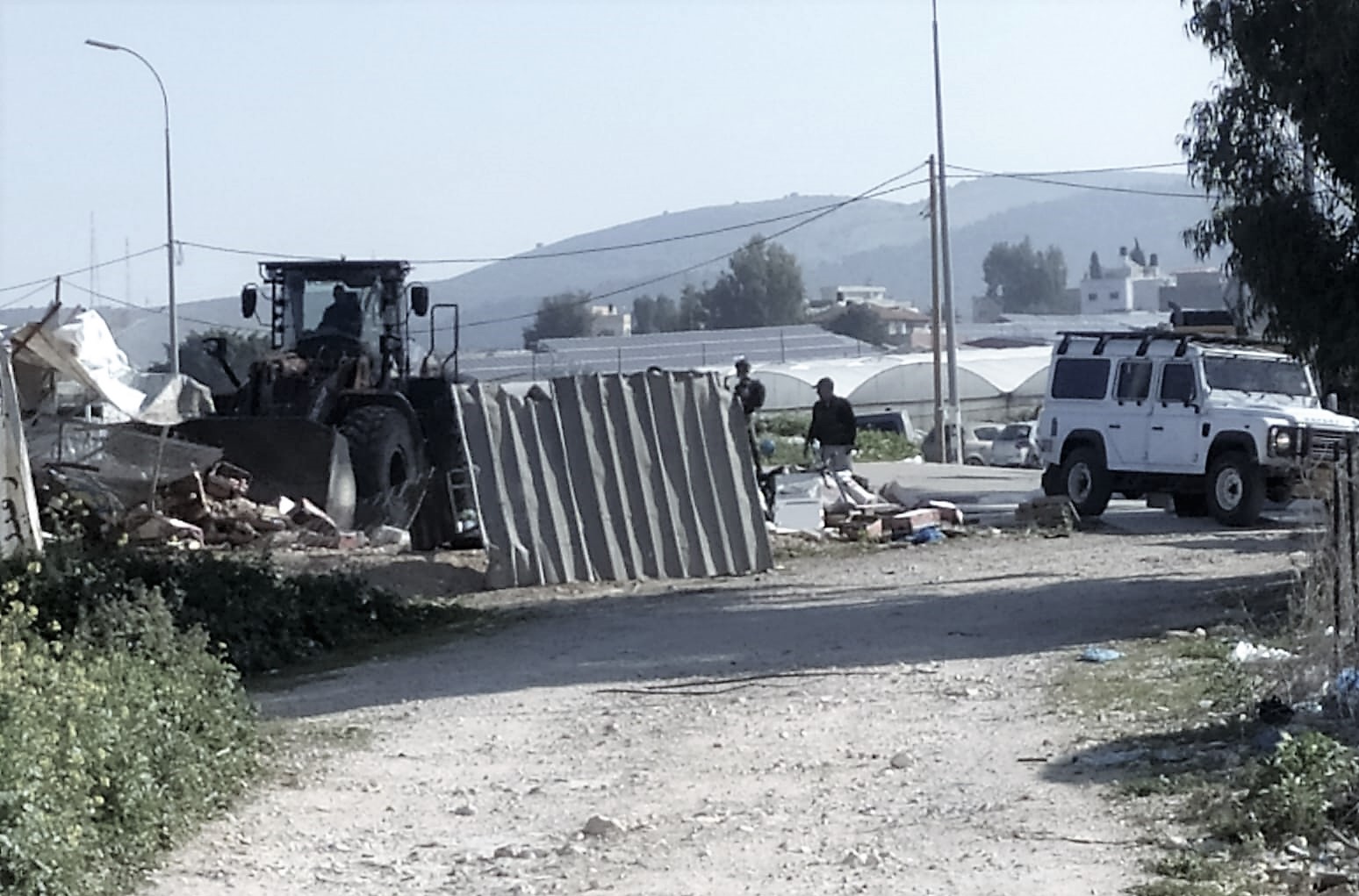 فلسطين – الاحتلال يهدم منشآت تجارية شرق القدس