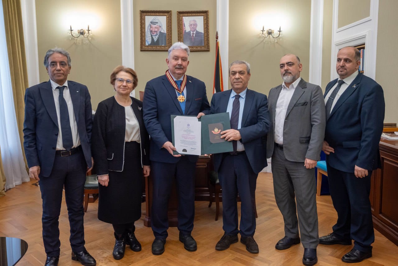 فلسطين – سفير فلسطين لدى روسيا يكرّم سيرغي بابورن بـ”وسام لجنة القدس”