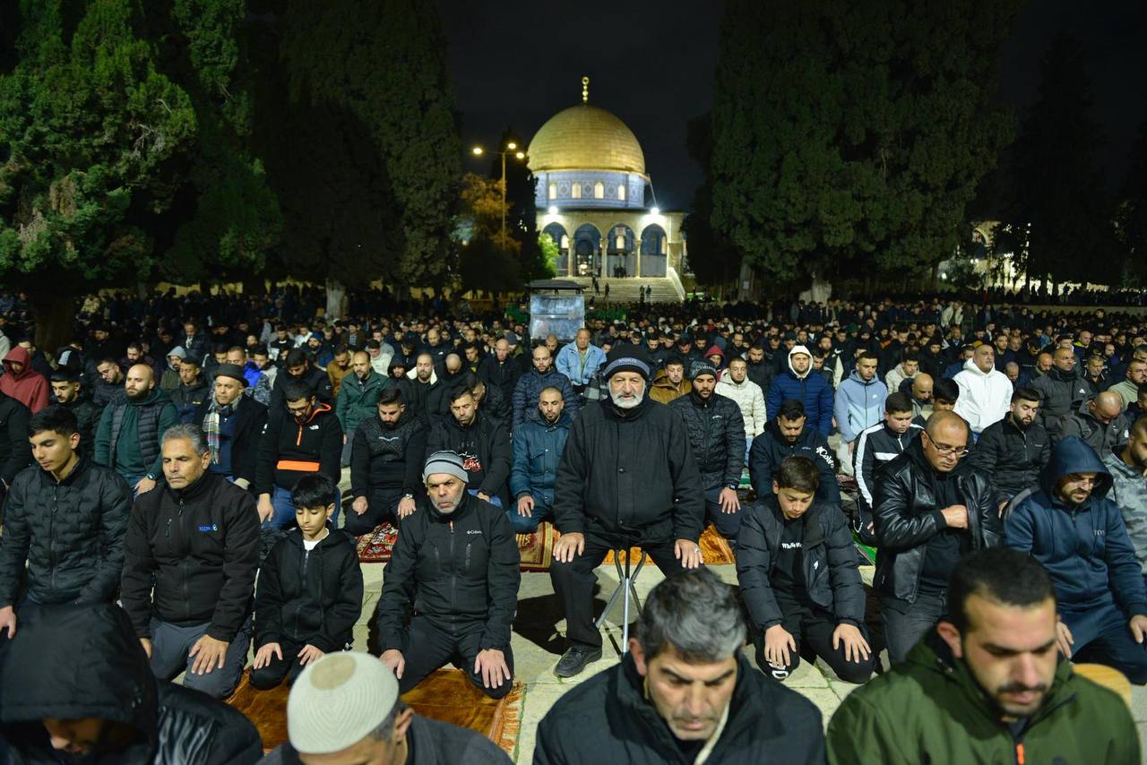 فلسطين – 60 ألف مصل يؤدون صلاة العشاء والتراويح في الأقصى