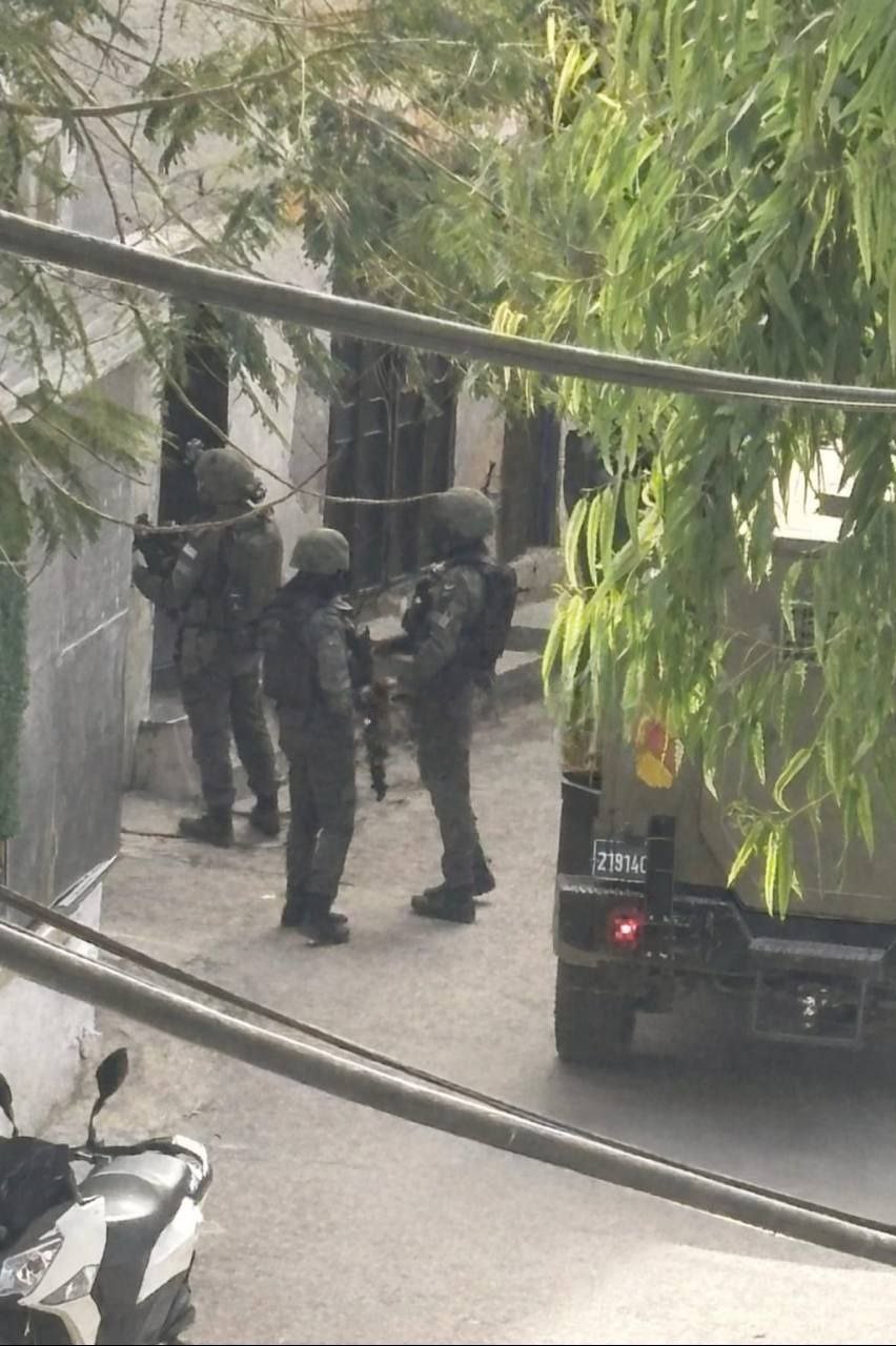 فلسطين – الاحتلال يحاصر منزل أسير محرر في المنطقة الجنوبية لقلقيلية