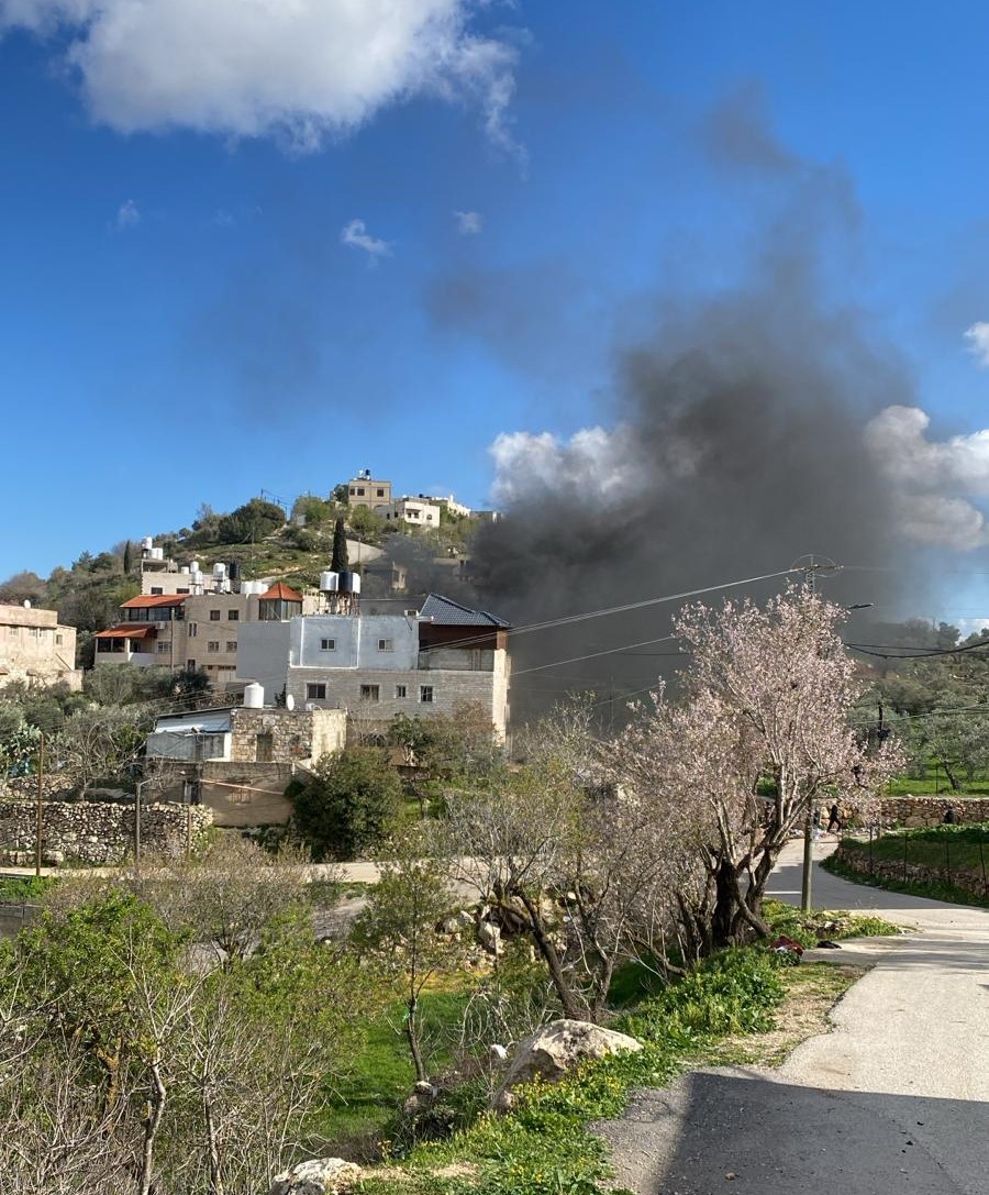 فلسطين – إصابات واحتراق مخزن ومركبة في هجمة للمستوطنين على جالود جنوب نابلس
