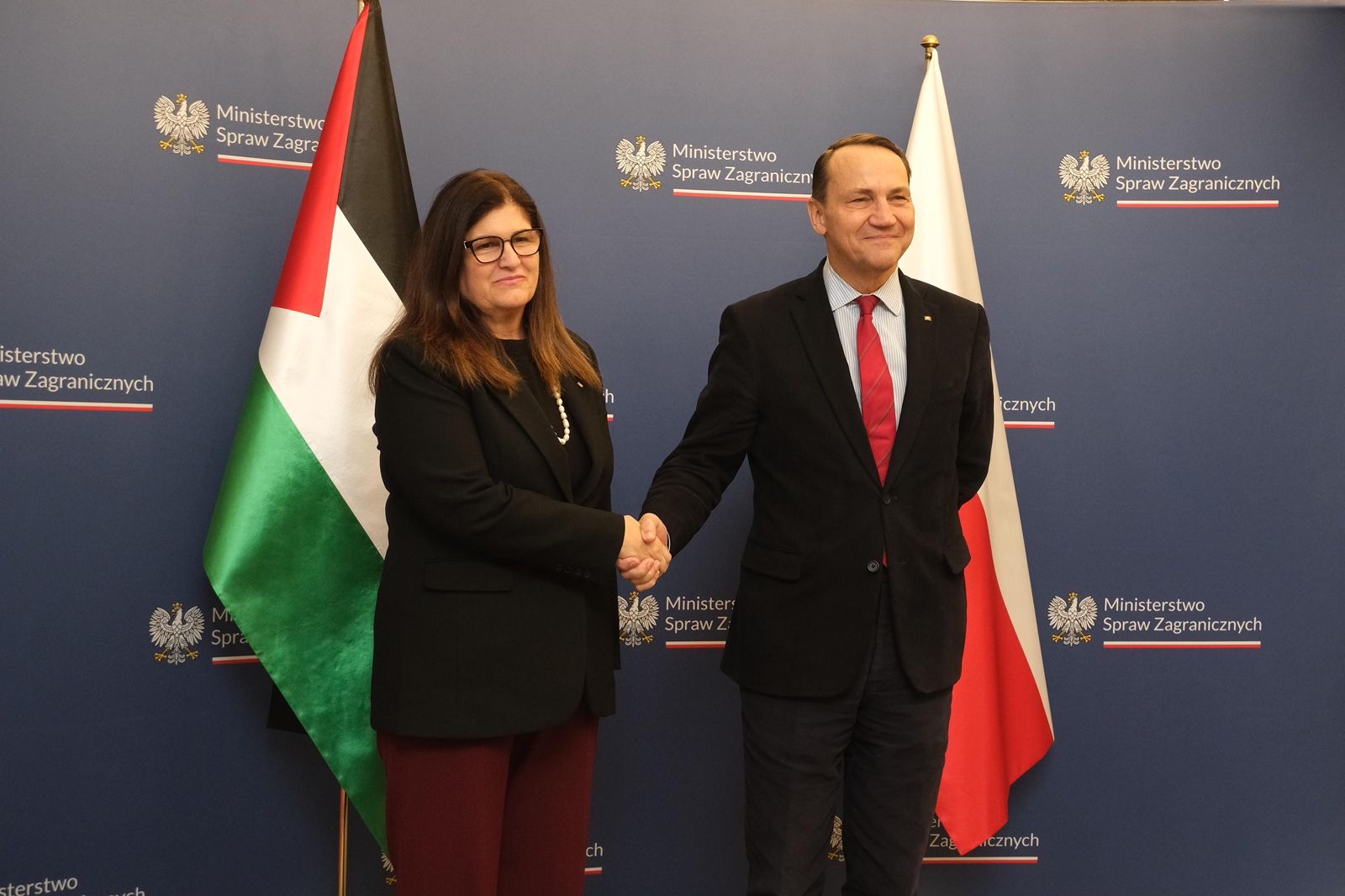 فلسطين – وزيرة الخارجية تلتقي بنظيرها البولندي لبحث الوضع الإنساني والسياسي