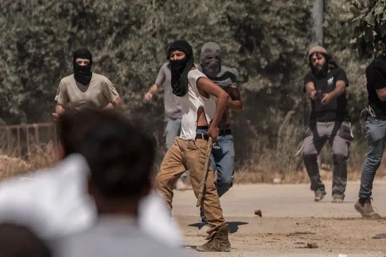 فلسطين – اعتداءات المستوطنين تجبر 15 عائلة على إخلاء منازلها في الديوك التحتا غرب أريحا