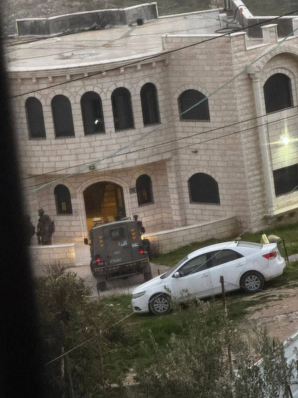 فلسطين – قوات الاحتلال تحول منزلاً إلى ثكنة عسكرية في منطقة حزما شمال شرق القدس