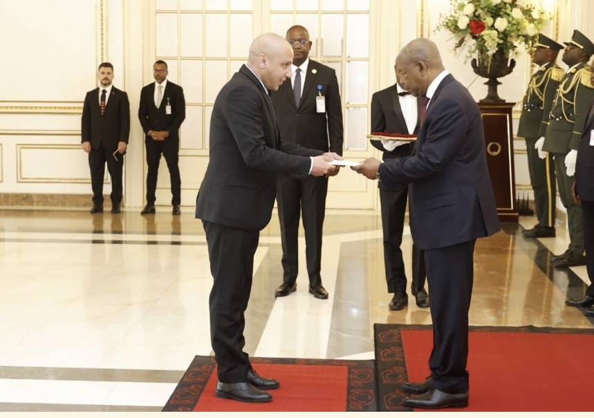 فلسطين – السفير شريف ملوح يقدم أوراق اعتماده للرئيس الأنغولي سفيرا فوق العادة مفوضا لدولة فلسطين