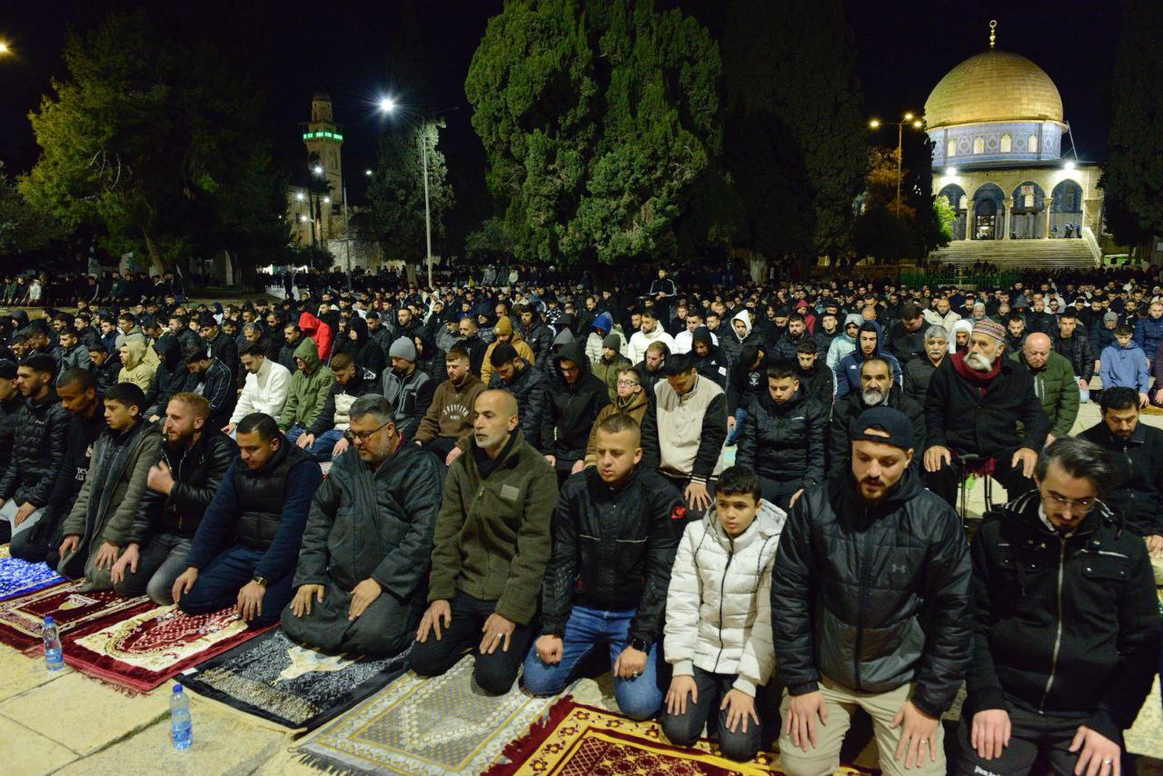 فلسطين – 50 ألف مصل يؤدون صلاة العشاء والتراويح في المسجد الأقصى