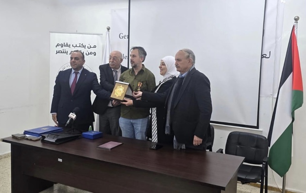 فلسطين – الرئيس يمنح دار النشر اليونانية “إيريني” ومؤسسها ومديرها وسام الثقافة والعلوم والفنون
