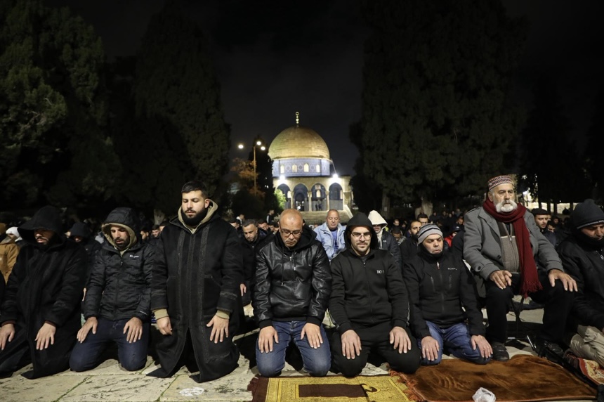 فلسطين – 40 ألف مصل يؤدون صلاة العشاء والتراويح في المسجد الأقصى
